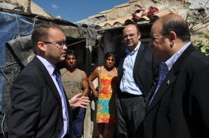 Sebastián Pérez, durante su visita al barrio Pedroche, de la Puebla de Don Fadrique, junto con Mariano García y José Antonio Robles . :: J. UTRERA