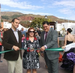 Diputado, presidenta de Asempal y alcalde en la inauguración.