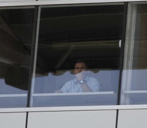 Héctor Berenguel, en la cabina del Estadio de los Juegos Mediterráneos, viendo al Poli. :: FELIPE ORTIZ