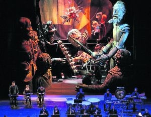 Una representación de 'El retablo de Maese Pedro', con la orquesta, los 'espectadores' y el teatrino. :: IDEAL