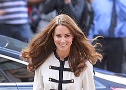 La duquesa de Cambridge solo deja su larga melena en manos de Richard Ward. :: DAVID JONES/AP