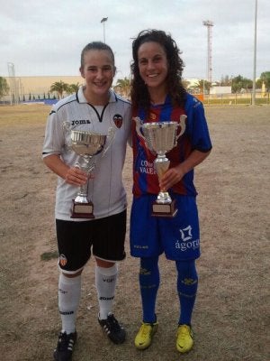 Raquel Pinel y Alharilla posan con sus respectivos trofeos. :: IDEAL