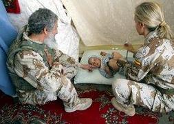 Una soldado española presta atención médica a un menor en Afganistán. :: IDEAL