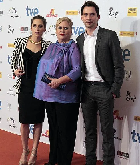 Los actores Maria León y Paco León , acompañados por su madre, Carmina Barrios