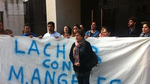 Los vecinos, concentrados a la puerta del juzgado