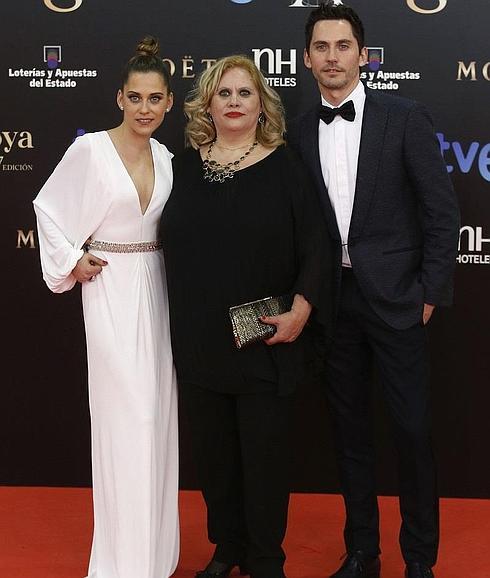 María León, Carmina Barrios y Paco León, en la alfombra roja de los Premios Goya de 2013. 