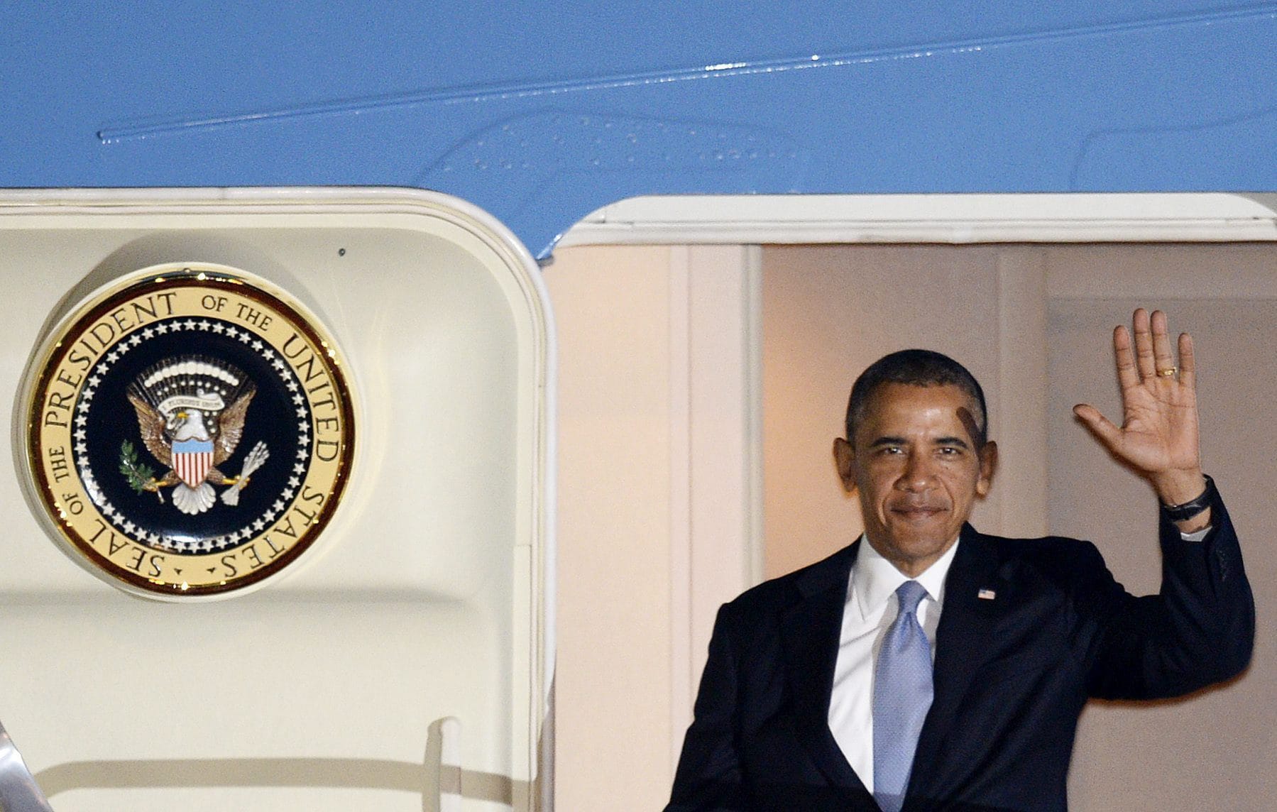 El presidente de Estados Unidos , Barack Obama , saluda desde el Air Force One a su llegada al aeropuerto de Haneda, en Tokio.