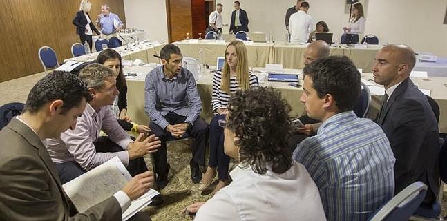 Técnicos de la FISU dialogan con miembros del comité organizador de la Universiada 2015. 