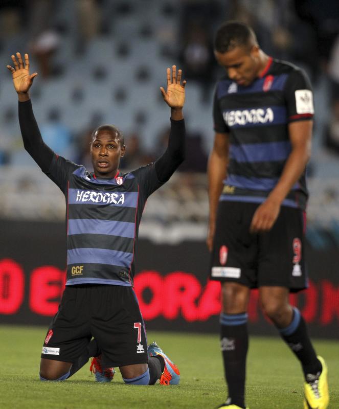 Ighalo, feliz de rodillas, con El Arabi al lado.