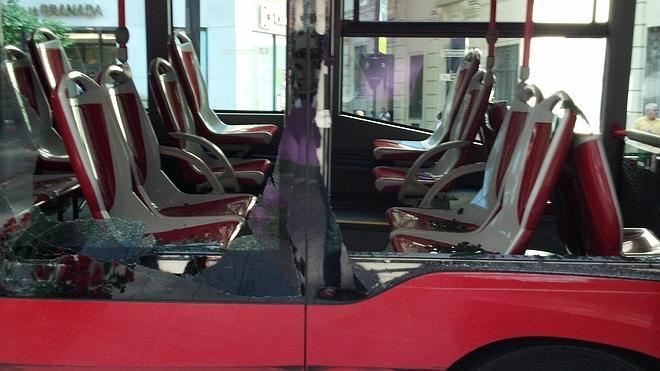 Se estrella contra un autobús en Gran Vía al dar marcha atrás