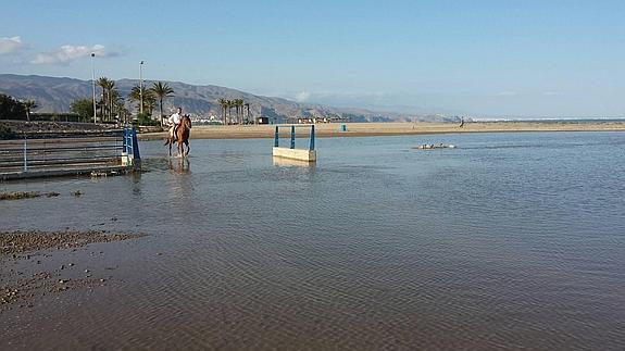 El temporal incomunica La Romanilla con Las Salinas por la playa