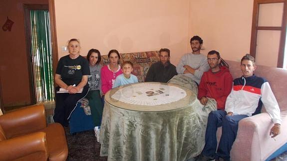 Ana posa con su numerosa prole en la vivienda de Cádiar en la que residen, que es de su yerno 