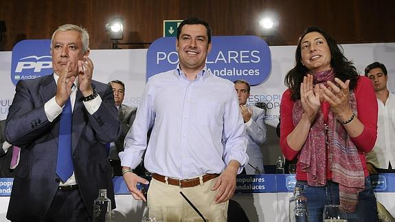 Juanma Moreno Bonilla, entre Javier Arenas y Loles López, durante la junta directiva de ayer. 