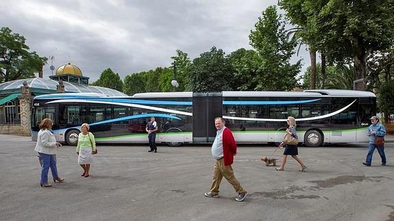 Los nuevos autobuses fueron presentados en el Paseo del Salón. / GONZÁLEZ MOLERO