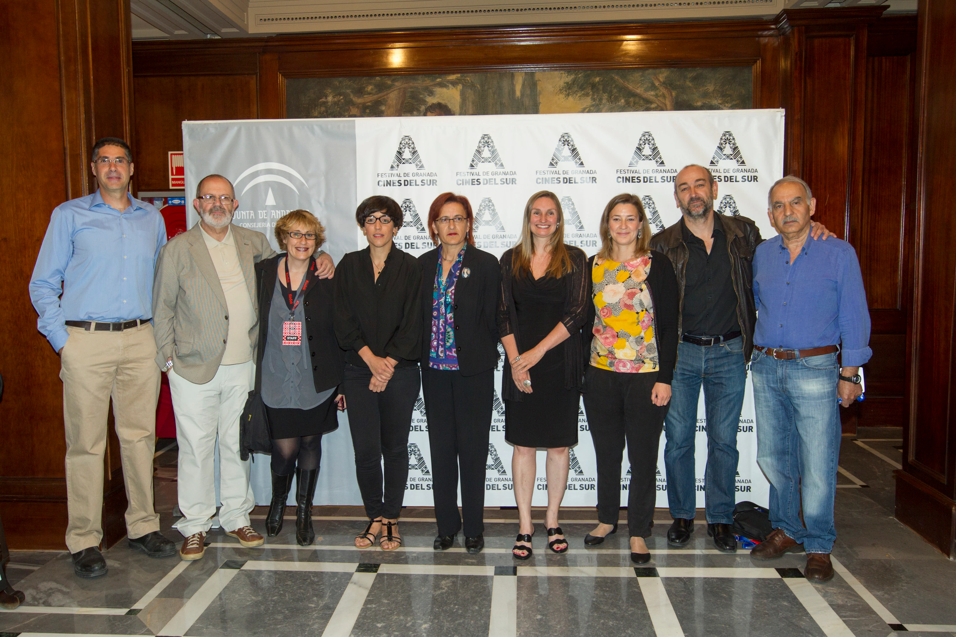 Miembros del jurado, con la delegada de la Junta y el director del Festival Sánchez Montes. 
