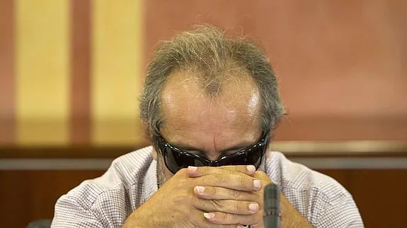 Juan Lanzas fotografiado en 2012 durante la comisión de investigación del Parlamento andaluz.