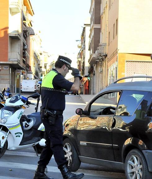 Agentes de la Policía Local realizan un control de documentación de vehículos, imagen de recurso. :: Enrique