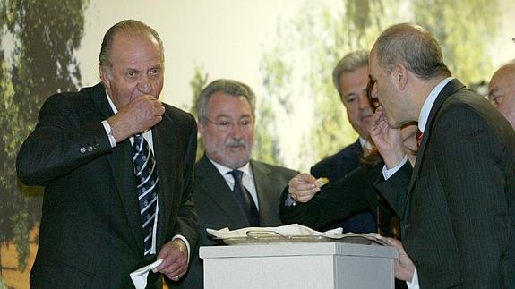 El Rey degusta pan con aceite junto al ministro Bernat Soria, el presidente Chaves y el consejero Vallejo, en la inauguración de la exposición Tierras del Olivo, el 11 de diciembre de 2007.