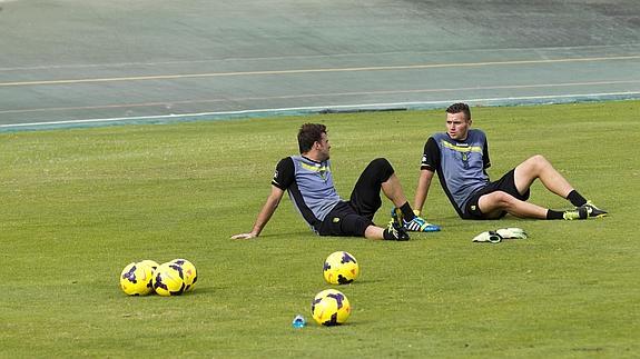 Dimitrievski (d) charla con Karnezis durante un entrenamiento. :: GONZÁLEZ MOLERO