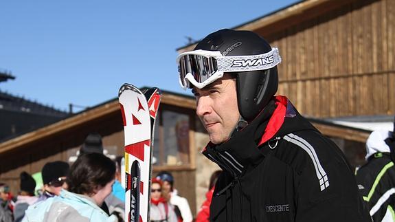 Felipe de Borbón sujeta su par de esquís y admira el paisaje de la estación de Sierra Nevada. :: IDEAL