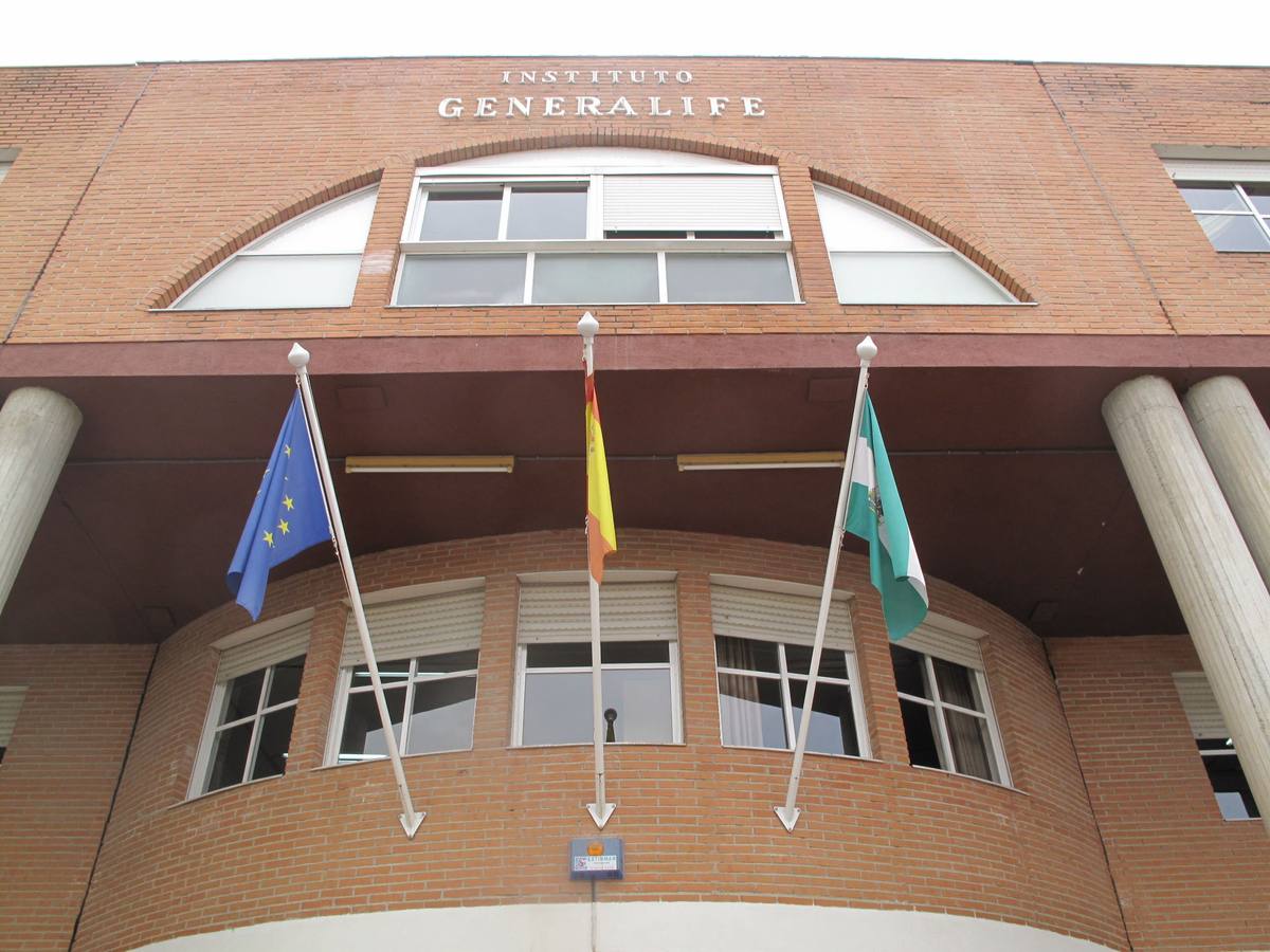 Fachada del IES Generalife donde sopesan encerrarse los padres de los alumnos. 