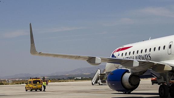 Un avión de British Airways se dirige a su estacionamiento en el aeropuerto granadino 