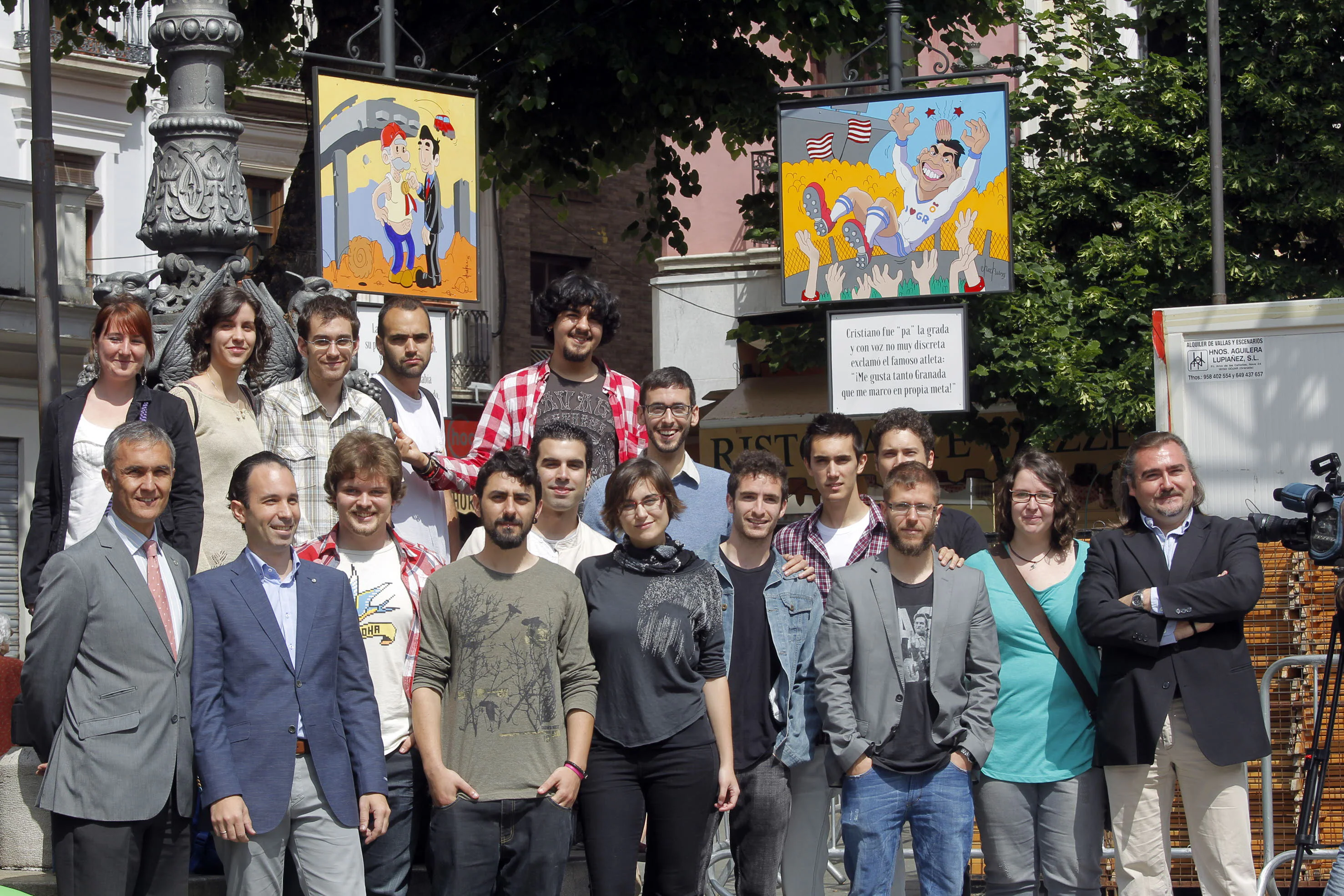 Feria del Corpus, 2013: autores e ilustradores de las carocas y quintillas posan en Bibrambla