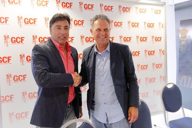 Quique Pina estrecha la mano de Joaquín Caparrós, el nuevo entranador del Granada CF  