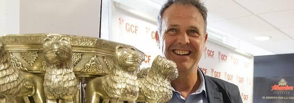 Joaquín Caparrós posa junto al trofeo Los Cármenes. 