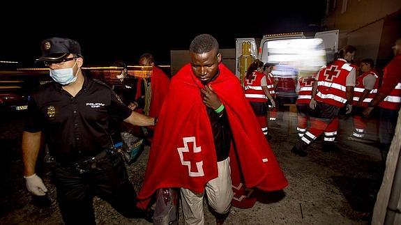 Los inmigrantes fueron atentidos por la Cruz Roja.