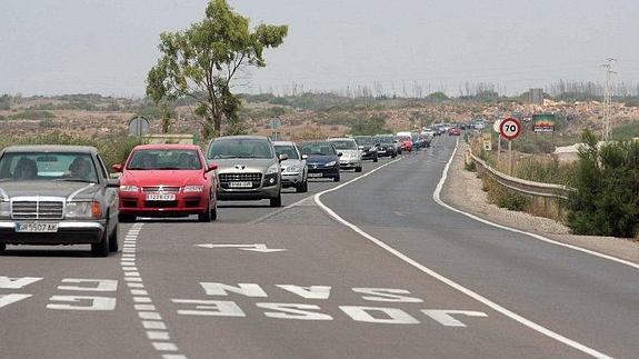 Atascos en las carreteras que conducen a las playas del Cabo de Gata