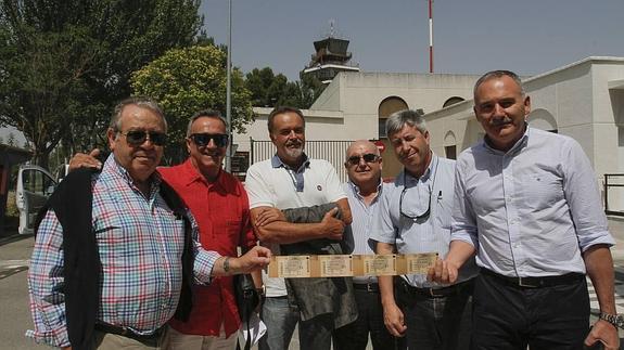 José María Manzano, segundo por la izda., llegó con amigos en vuelo privado desde Santiago. 