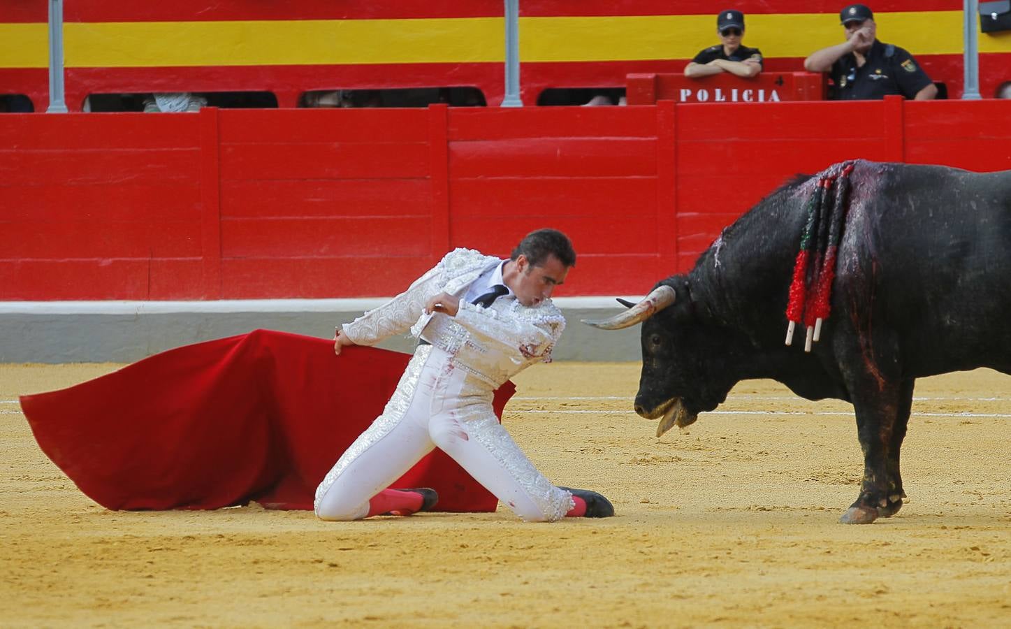 David Fandila ‘El Fandi’, en un desplante a su primer toro, al que cortó las dos orejas tras cuajar una gran faena. El granadino ofreció su mejor versión artística. 