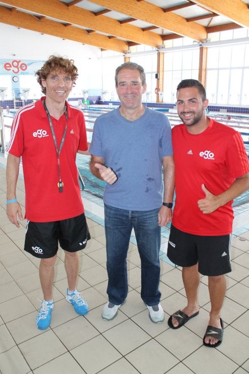 Julen Apoita, rodeado por Rubén Gallardo y un socorrista en la piscina cubierta del Ego Sport Center. 
