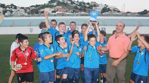 Los alevines del Almuñécar 77 festejan el triunfo. 