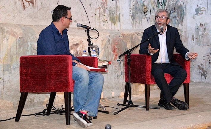 El encuentro con Antonio Muñoz Molina se estructuró a través de una charla con Alberto Román, periodista de IDEAL. 