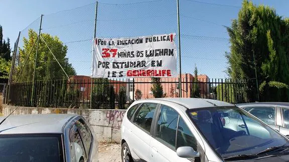 Pancarta en un instituto de la capital donde la Junta ha quitado una clase de Primero de ESO. 