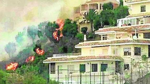 El incendio provocó una intensa columna de humo. 