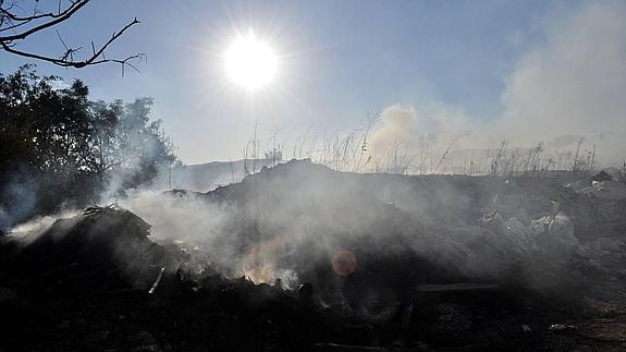 El humo generado por el incendio se adueñó ayer del casco urbano de Montefrío. 