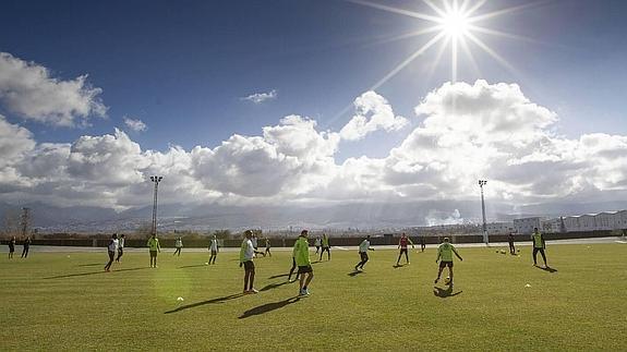 Diputación entrega este miércoles el nuevo terreno de juego al Granada