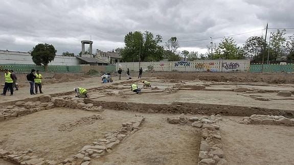 Arqueólogos trabajan en el complejo de Los Mondragones. 