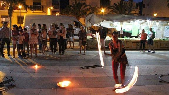 Calahonda viaja a los años 70 con un mercadillo temático en el paseo marítimo