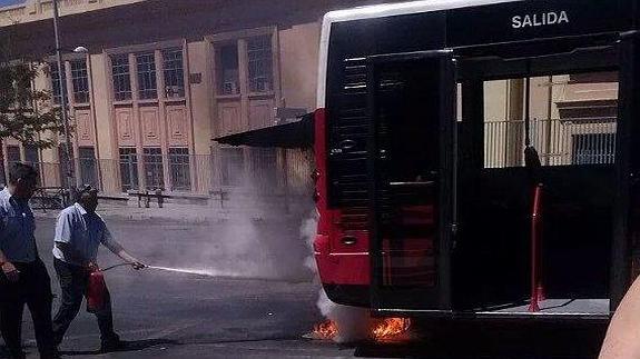 IU relaciona el fuego en un bus municipal con la precariedad en el transporte urbano en los barrios