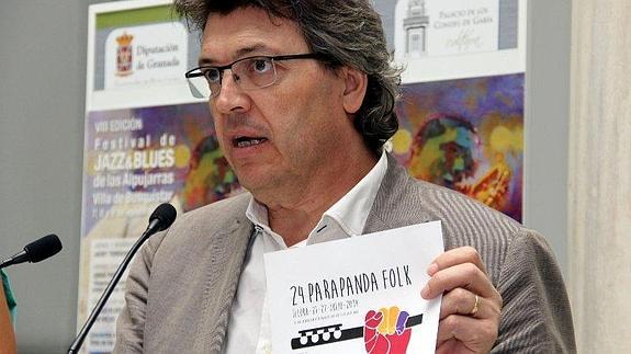El diputado de Cultura, José Torrente, con el cartel del Festival  