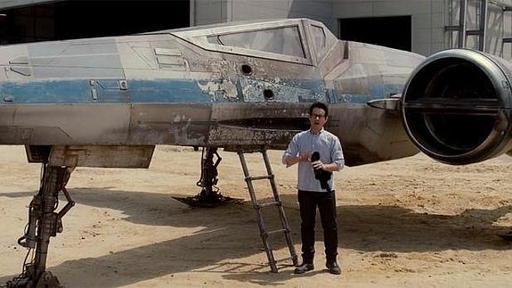 Star Wars: J.J. Abrams pide ayuda para Unicef junto al X-Wing