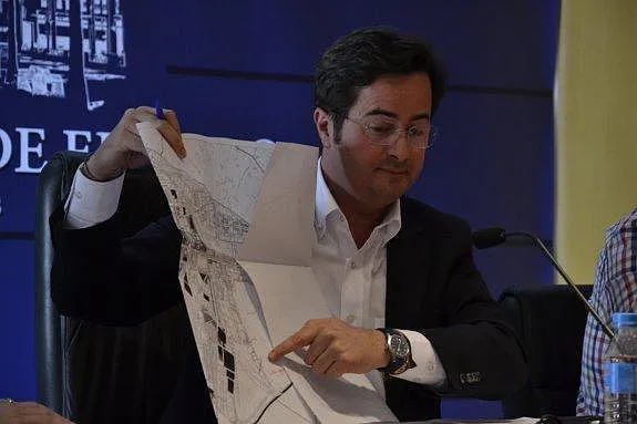 El alcalde de El Ejido, Francisco Góngora, muestra el terreno en cuestión, durante su comparecencia el pasado mes de marzo. 