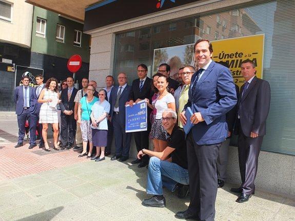 Representantes de la Obra Social 'La Caixa' y de los centros colaboradores. 