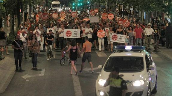 Más de 500 personas se manifiestan por el suicidio de un hombre