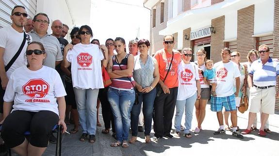 Familiares y amigos del fallecido se concentran en las puertas del tanatorio. 