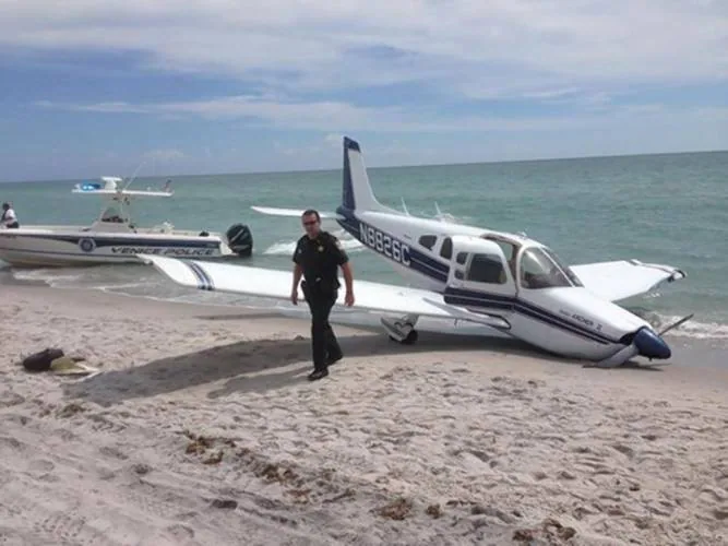 Increíble: Por segunda ocasión, avioneta aterriza de emergencia en playa de Miami, tras accidente